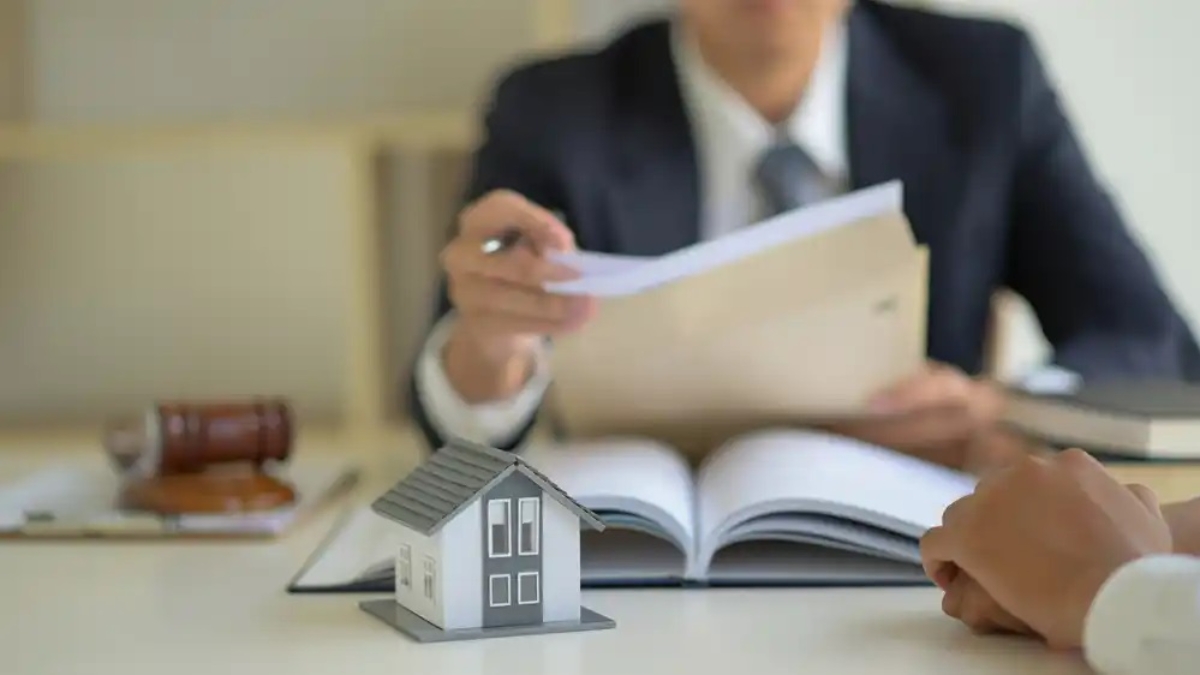 The Role of a Real Estate Lawyer in Property Transactions